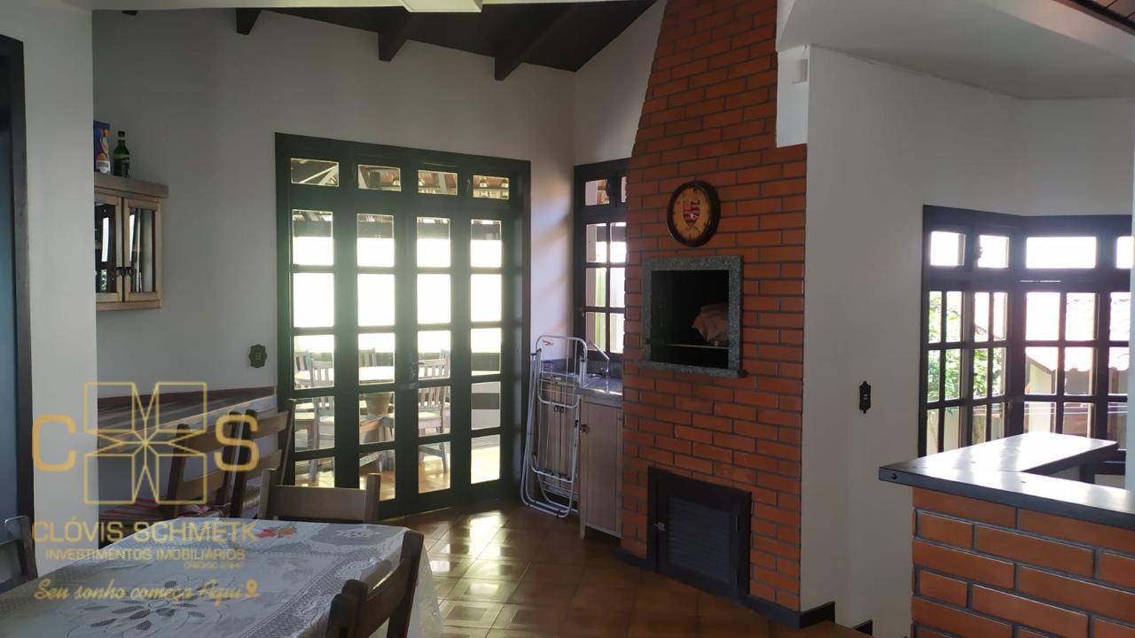 Sobrado à venda com 5 quartos, 300m² - Foto 1