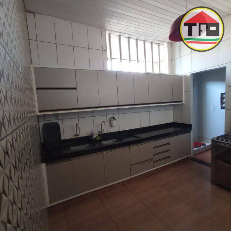 Casa para alugar com 3 quartos, 250m² - Foto 4