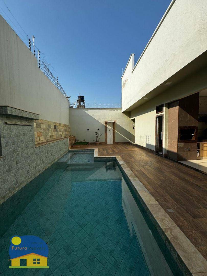 Casa à venda com 3 quartos, 225m² - Foto 3