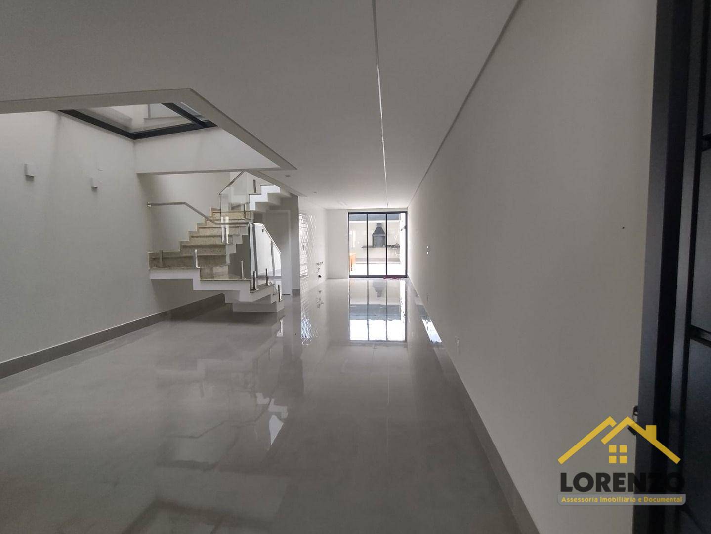 Sobrado à venda com 3 quartos, 200m² - Foto 1