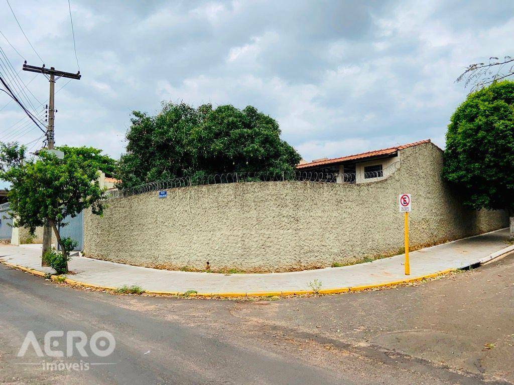 Casa à venda com 6 quartos, 218m² - Foto 1