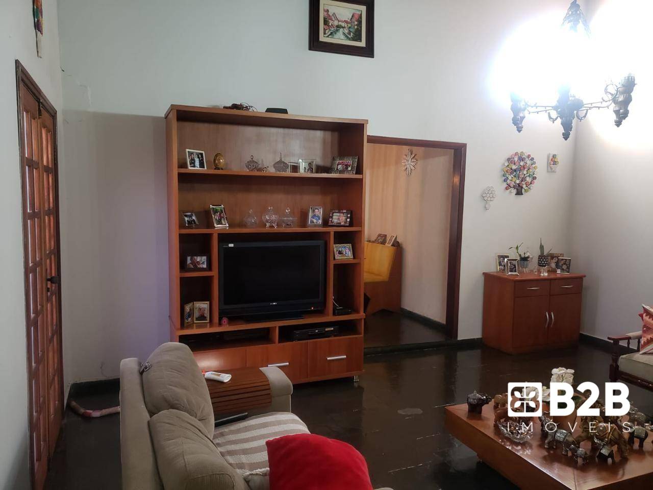 Casa à venda com 3 quartos, 233m² - Foto 1