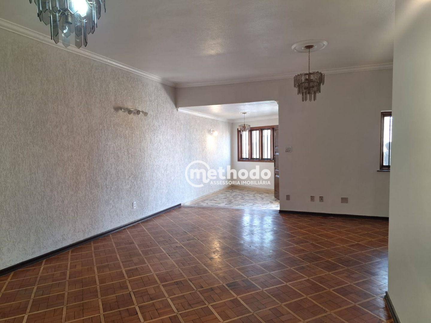 Casa à venda com 3 quartos, 203m² - Foto 1