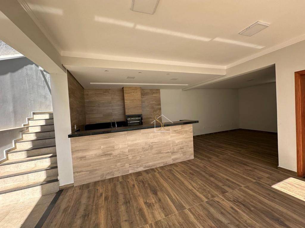 Casa à venda com 3 quartos, 234m² - Foto 1