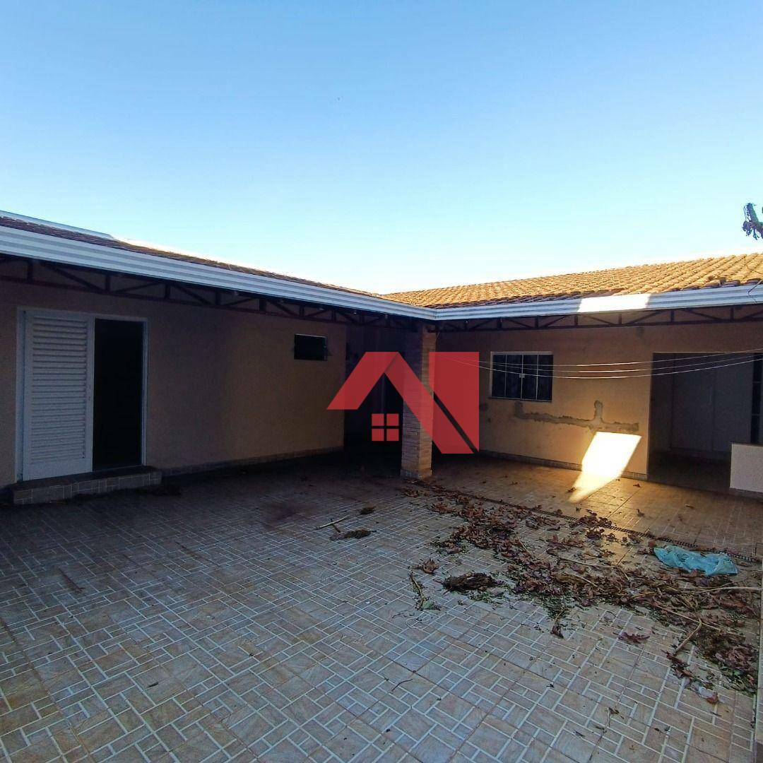 Casa à venda com 4 quartos, 180m² - Foto 1