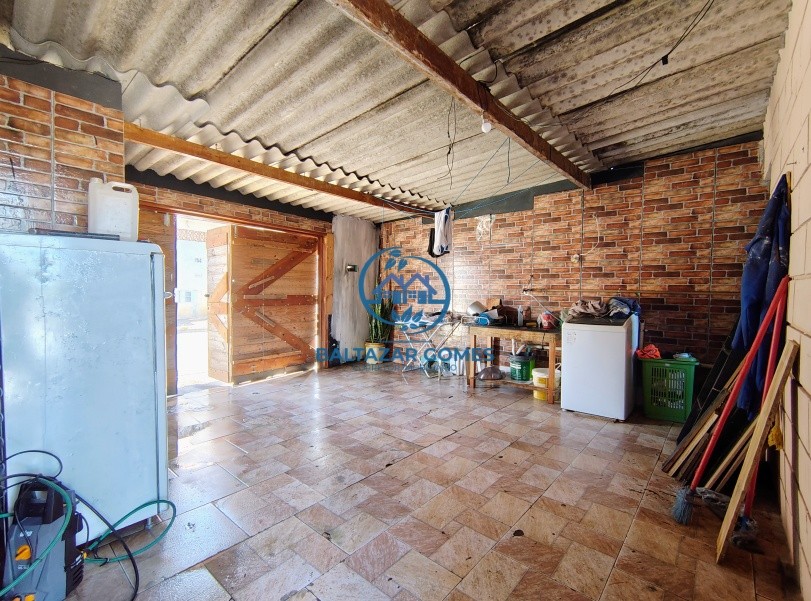 Casa à venda com 3 quartos, 300m² - Foto 2