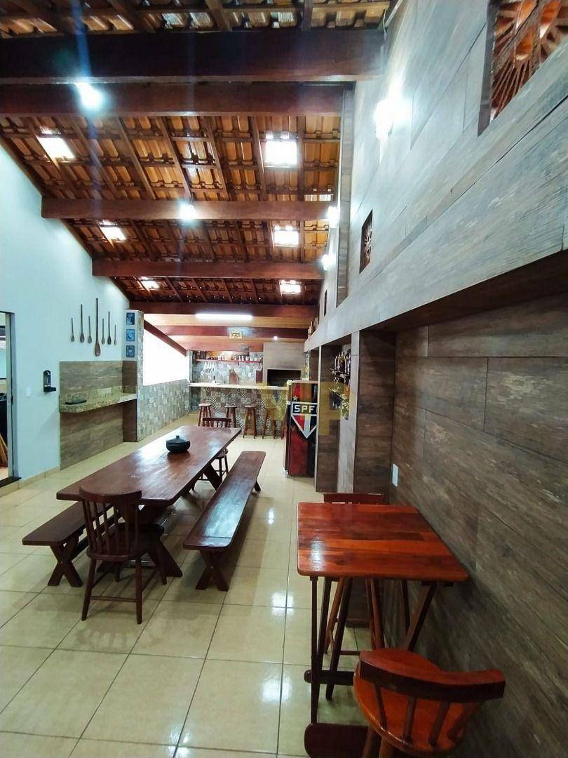 Casa à venda com 3 quartos, 200m² - Foto 1