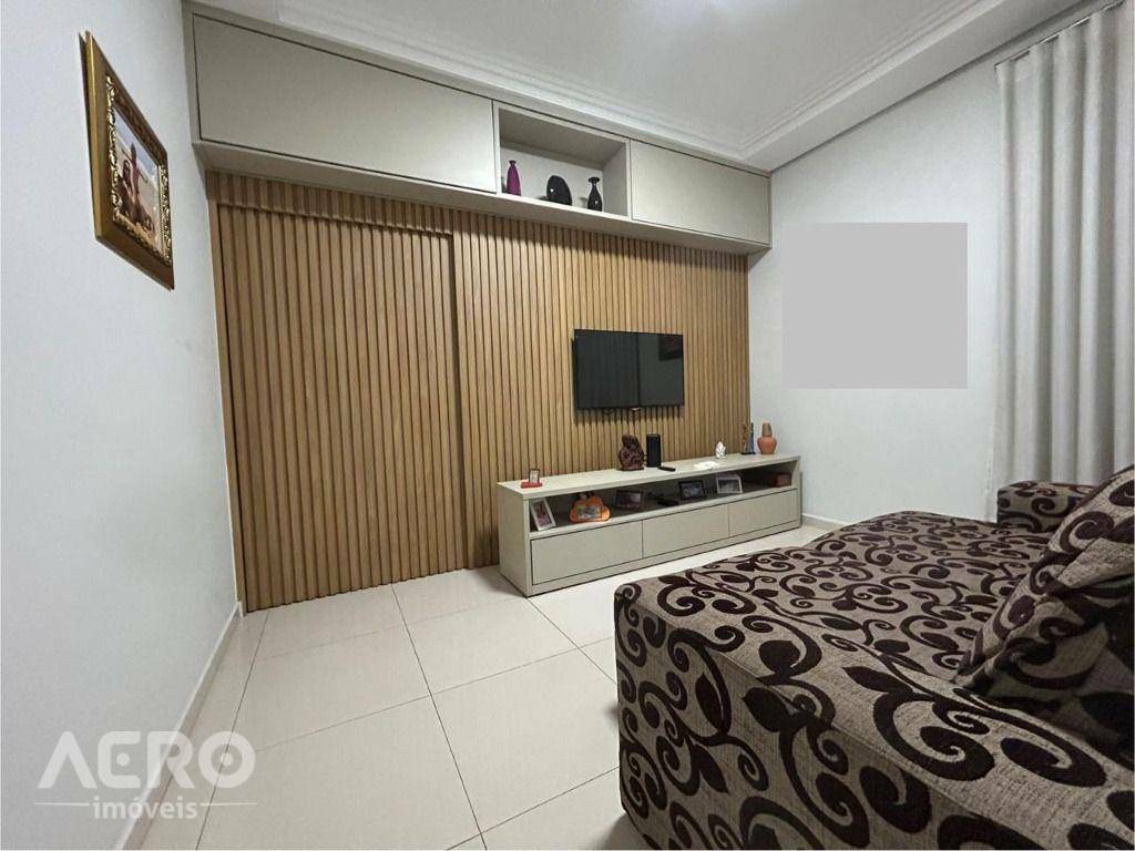 Casa de Condomínio à venda com 3 quartos, 213m² - Foto 4