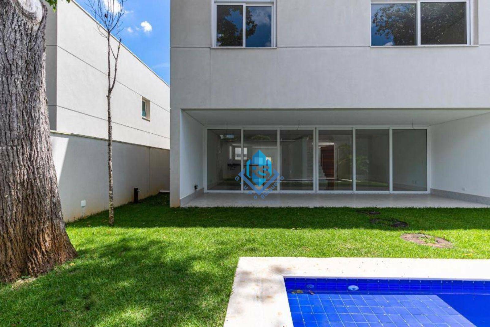 Sobrado à venda com 4 quartos, 525m² - Foto 1