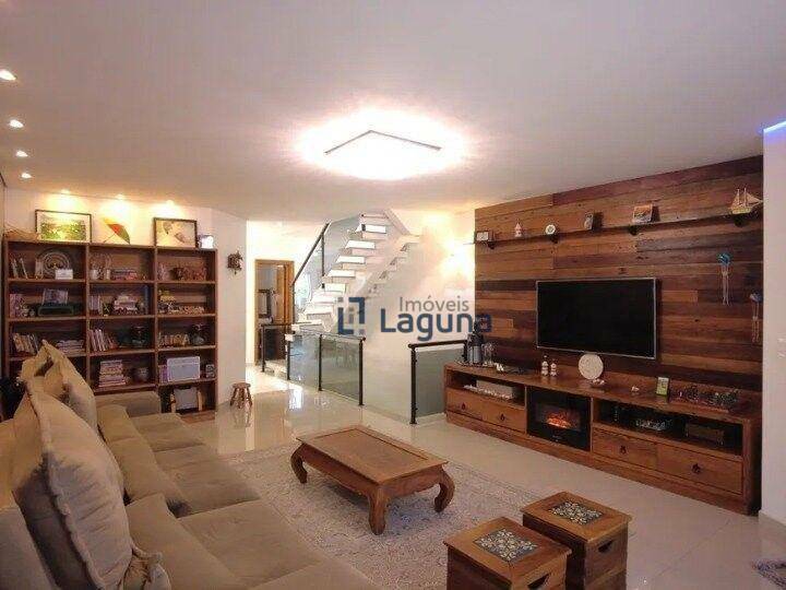 Sobrado à venda com 3 quartos, 212m² - Foto 1