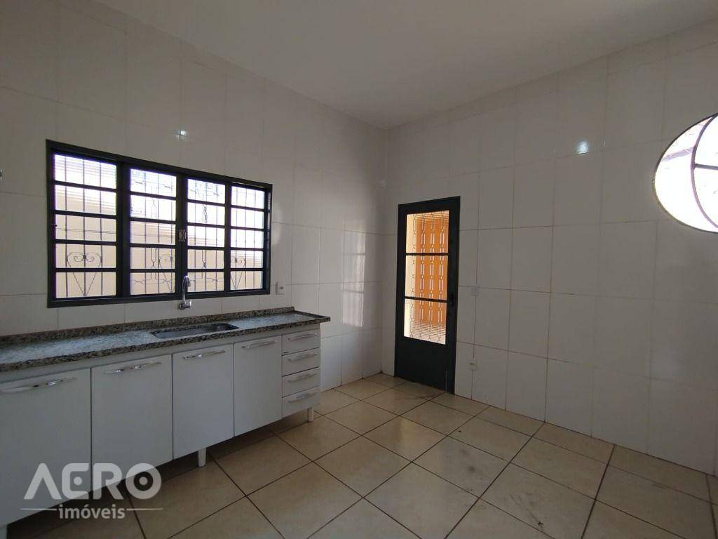 Casa para alugar com 3 quartos, 97m² - Foto 2