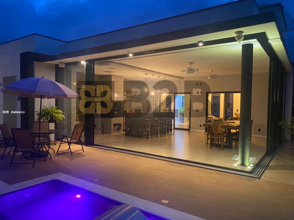 Casa à venda com 3 quartos, 190m² - Foto 1