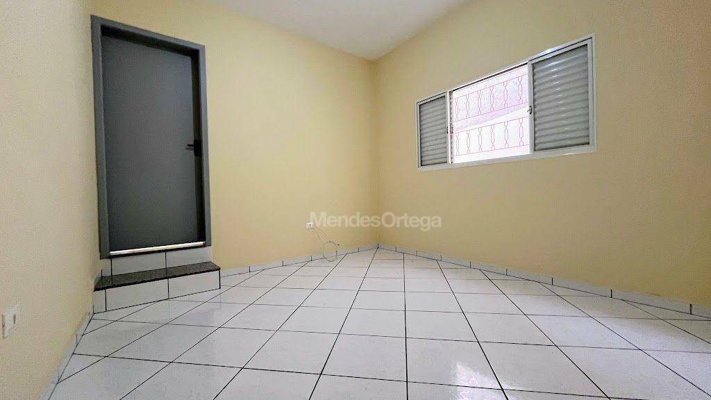 Casa para alugar com 2 quartos, 150m² - Foto 5