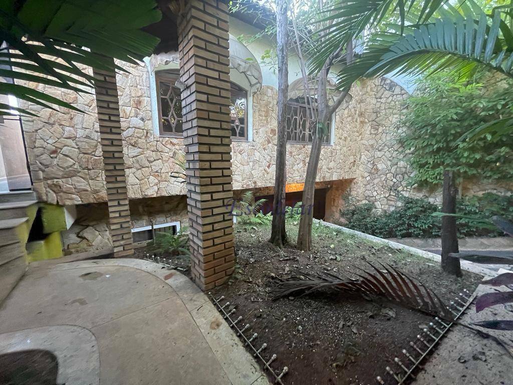 Sobrado à venda com 8 quartos, 320m² - Foto 1