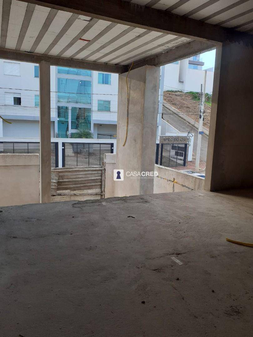 Casa à venda com 4 quartos, 600m² - Foto 3