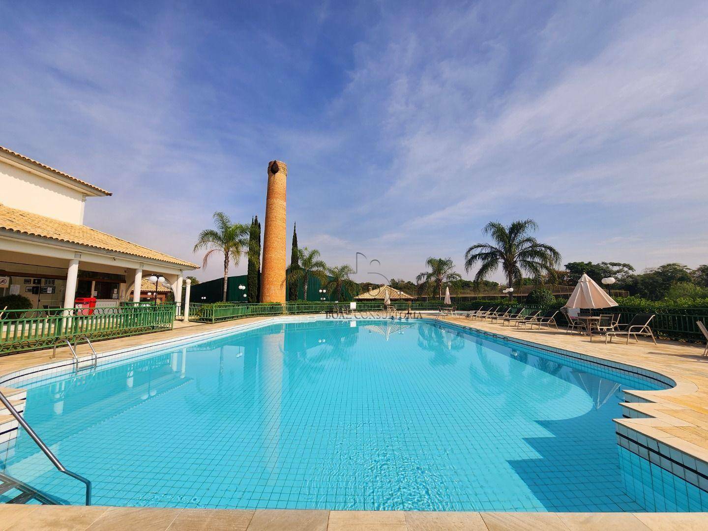 Casa de Condomínio à venda com 3 quartos, 244m² - Foto 1