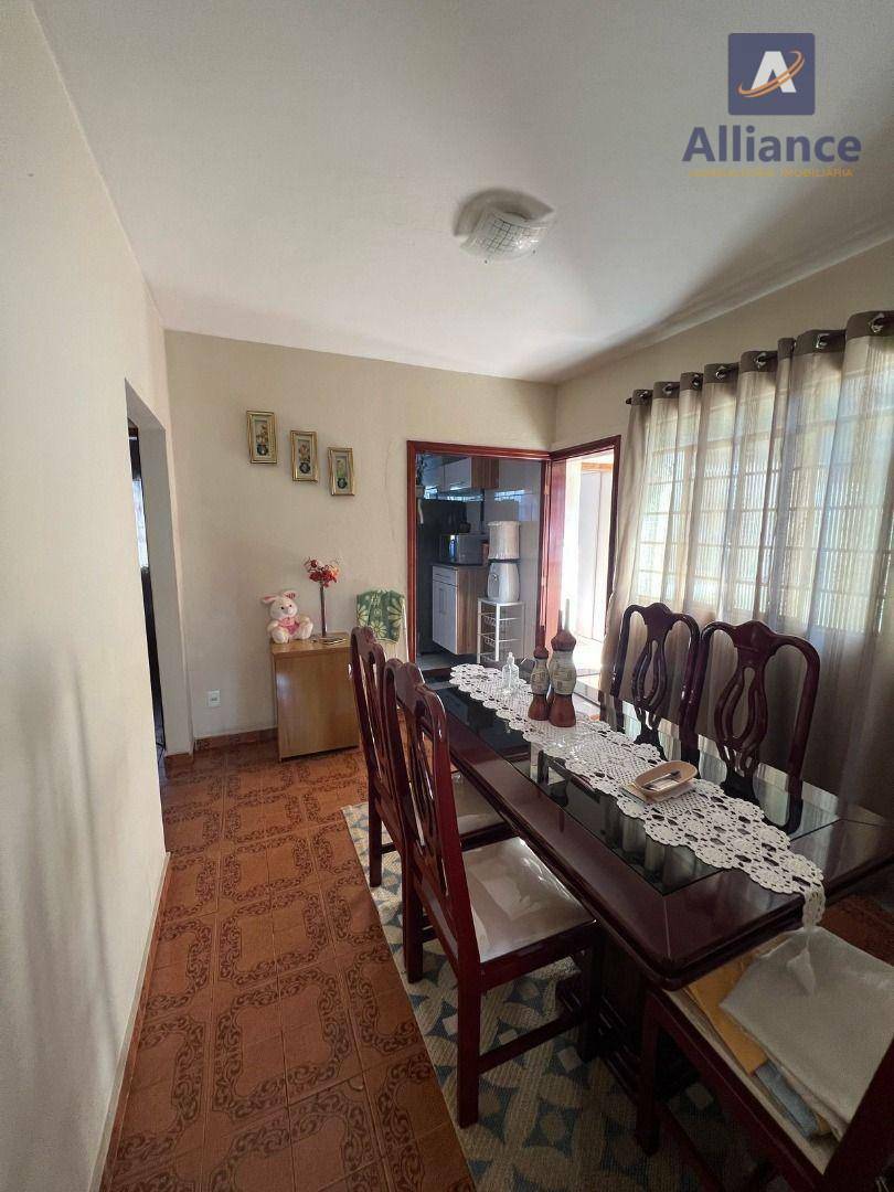 Casa à venda com 3 quartos, 250m² - Foto 2