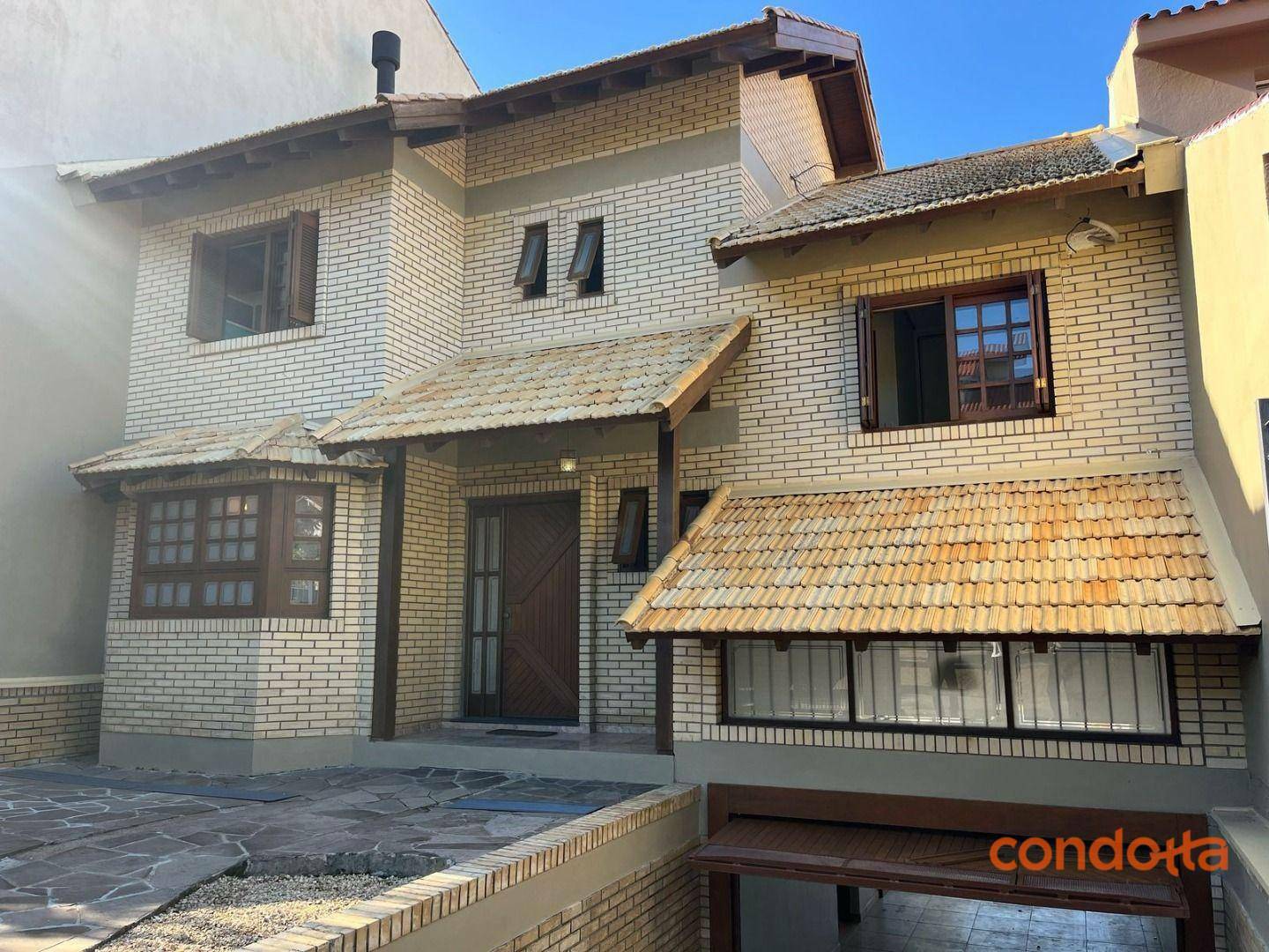 Casa para alugar com 4 quartos, 300m² - Foto 1