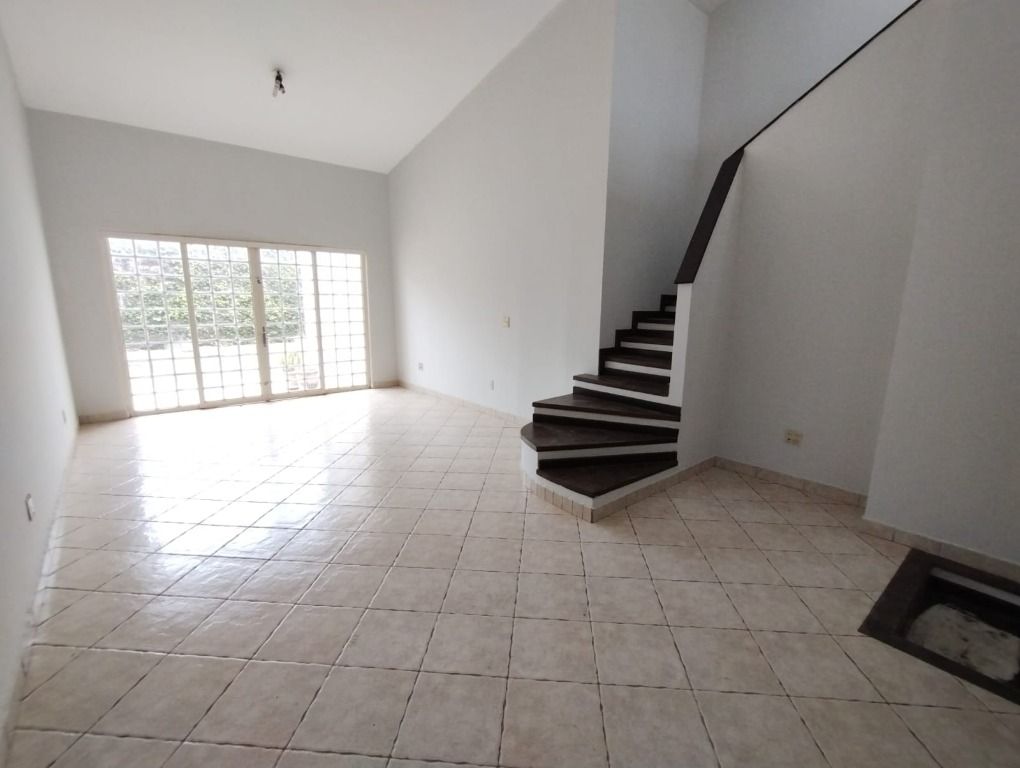 Casa à venda com 3 quartos, 250m² - Foto 1