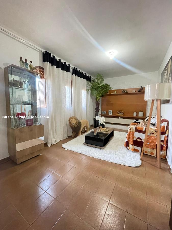 Casa à venda com 3 quartos, 216m² - Foto 4