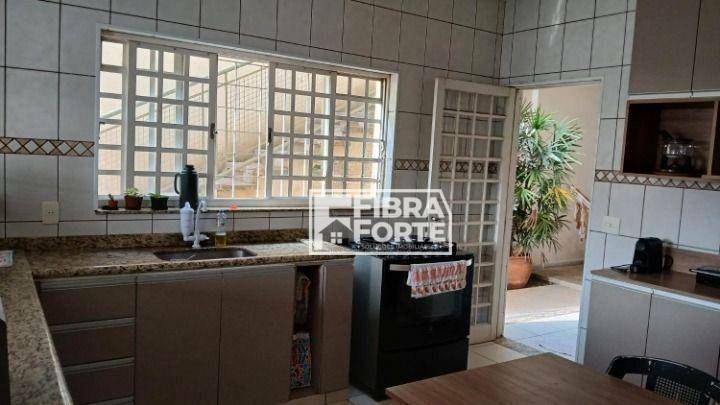 Casa à venda com 4 quartos, 250m² - Foto 13