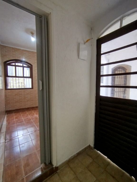 Casa para alugar com 2 quartos, 40m² - Foto 12