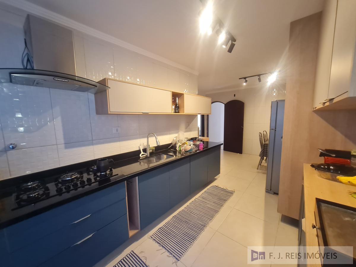 Casa à venda com 4 quartos, 550m² - Foto 10