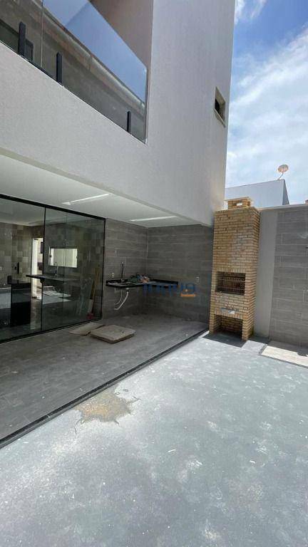 Casa à venda com 4 quartos, 176m² - Foto 2