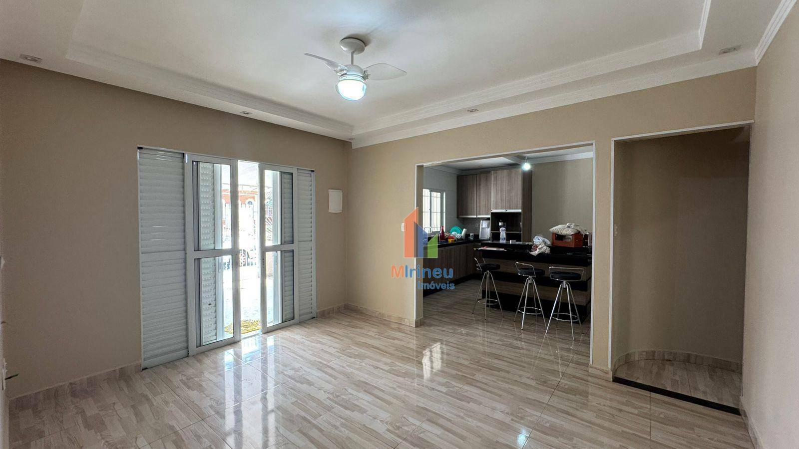 Casa para alugar com 3 quartos, 111m² - Foto 1