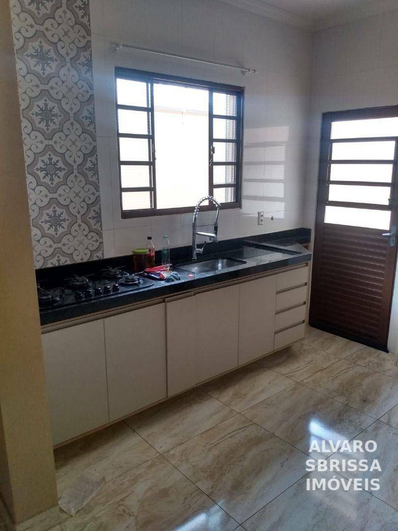 Casa à venda com 2 quartos, 69m² - Foto 2