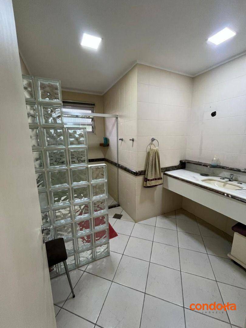 Casa para alugar com 4 quartos, 221m² - Foto 15