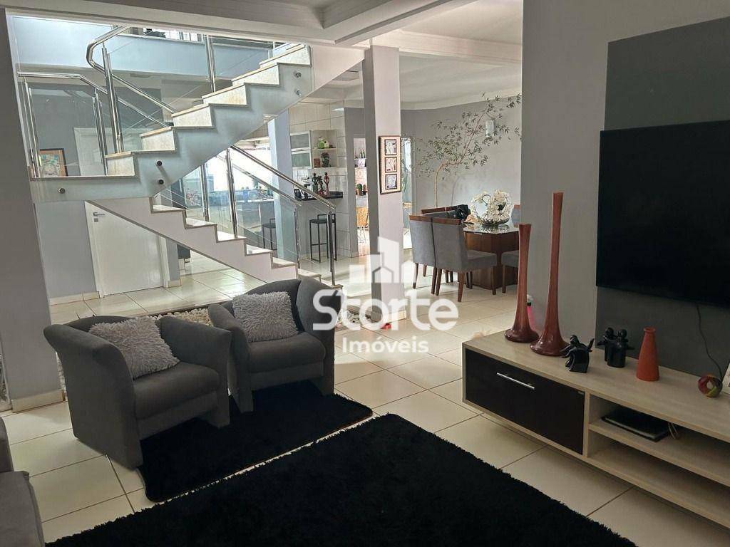 Casa à venda com 4 quartos, 238m² - Foto 1