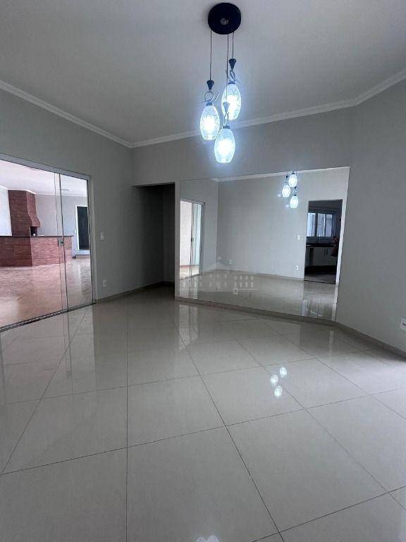 Casa à venda com 3 quartos, 228m² - Foto 2