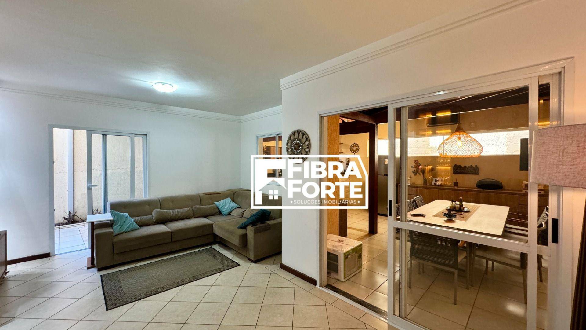 Casa de Condomínio para alugar com 3 quartos, 200m² - Foto 2