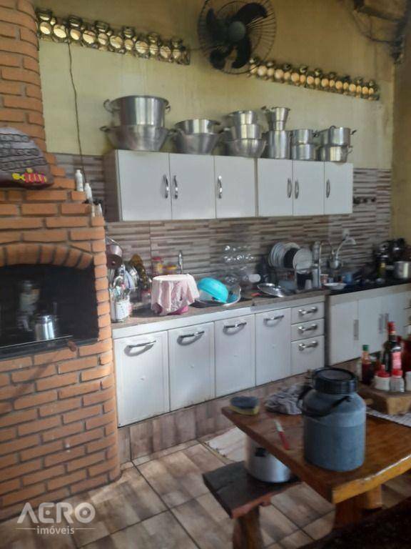 Chácara à venda com 4 quartos, 300m² - Foto 2