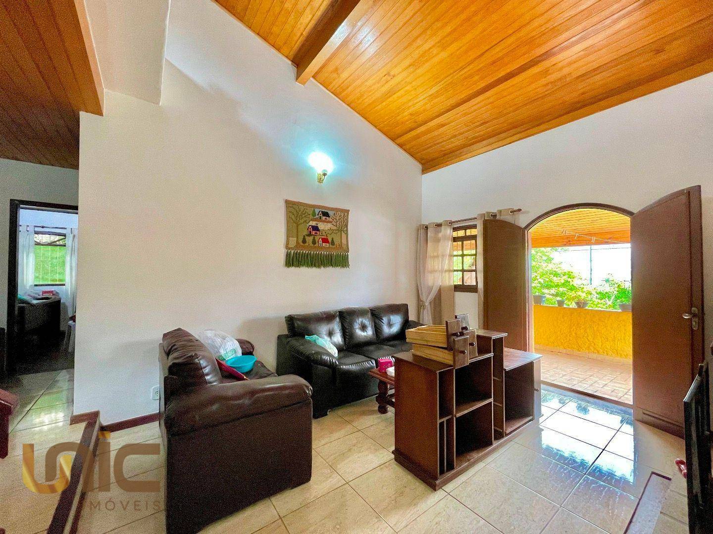 Casa à venda com 5 quartos, 157m² - Foto 2