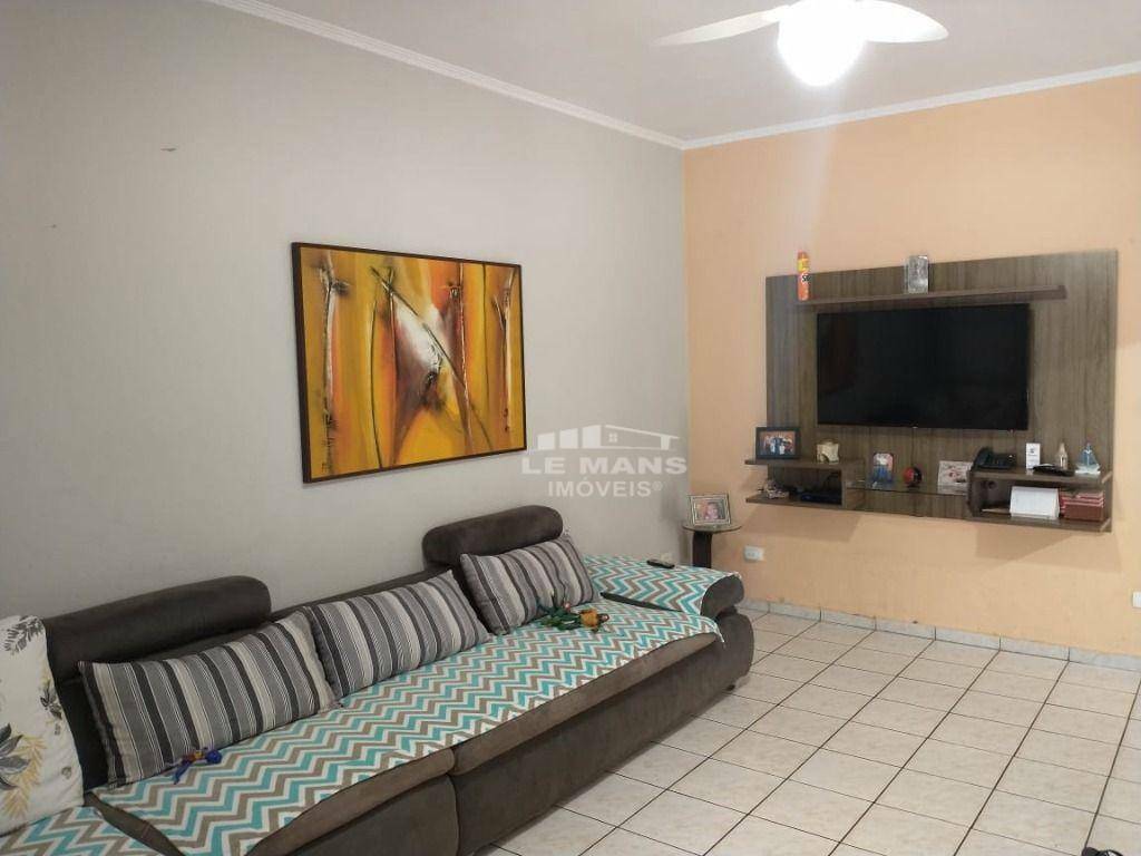 Casa à venda com 3 quartos, 215m² - Foto 1