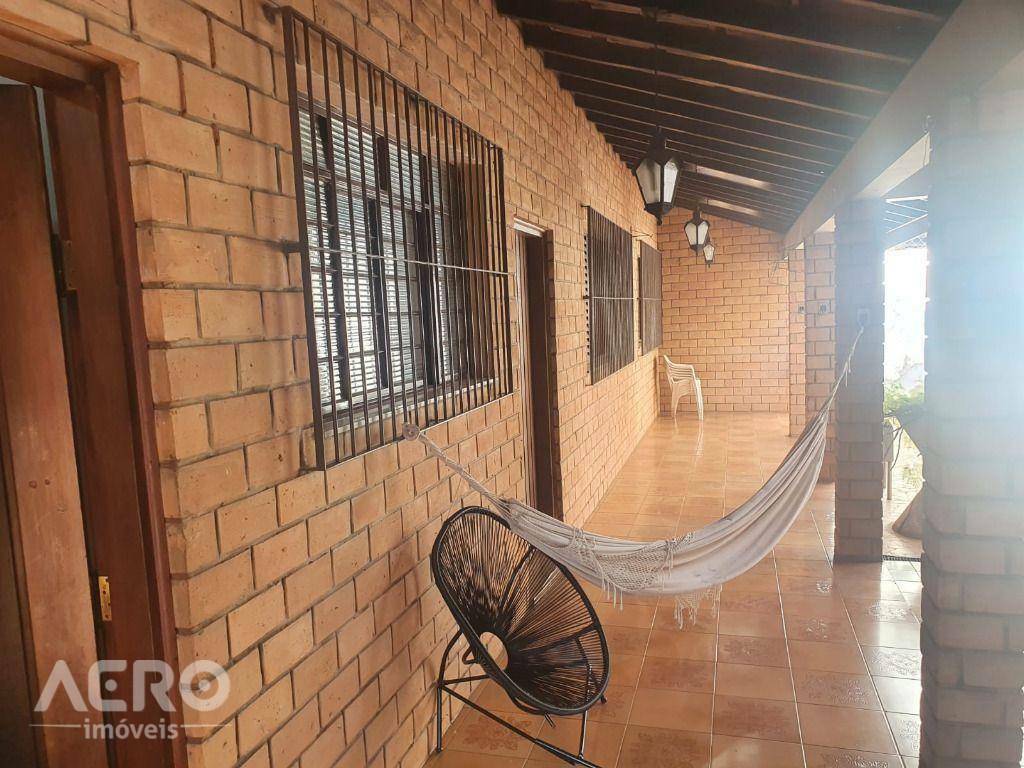 Casa à venda com 4 quartos, 342m² - Foto 1