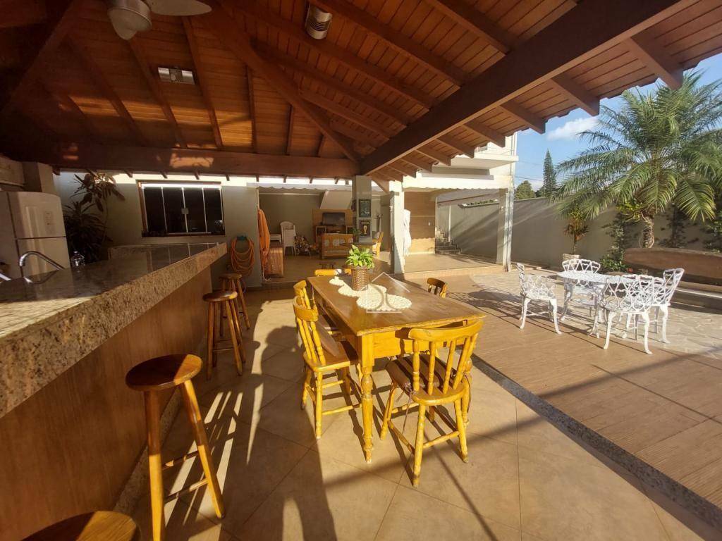 Casa à venda e aluguel com 3 quartos, 310m² - Foto 2