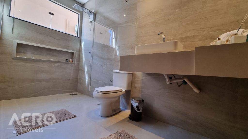 Casa de Condomínio à venda com 3 quartos, 240m² - Foto 2