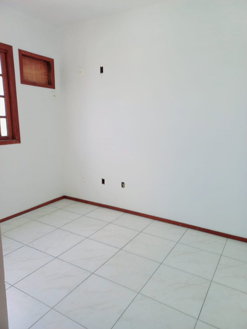 Casa à venda com 2 quartos, 68m² - Foto 12