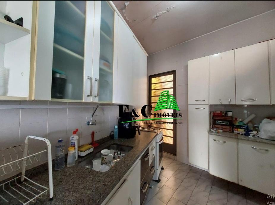 Casa à venda com 3 quartos, 250m² - Foto 1