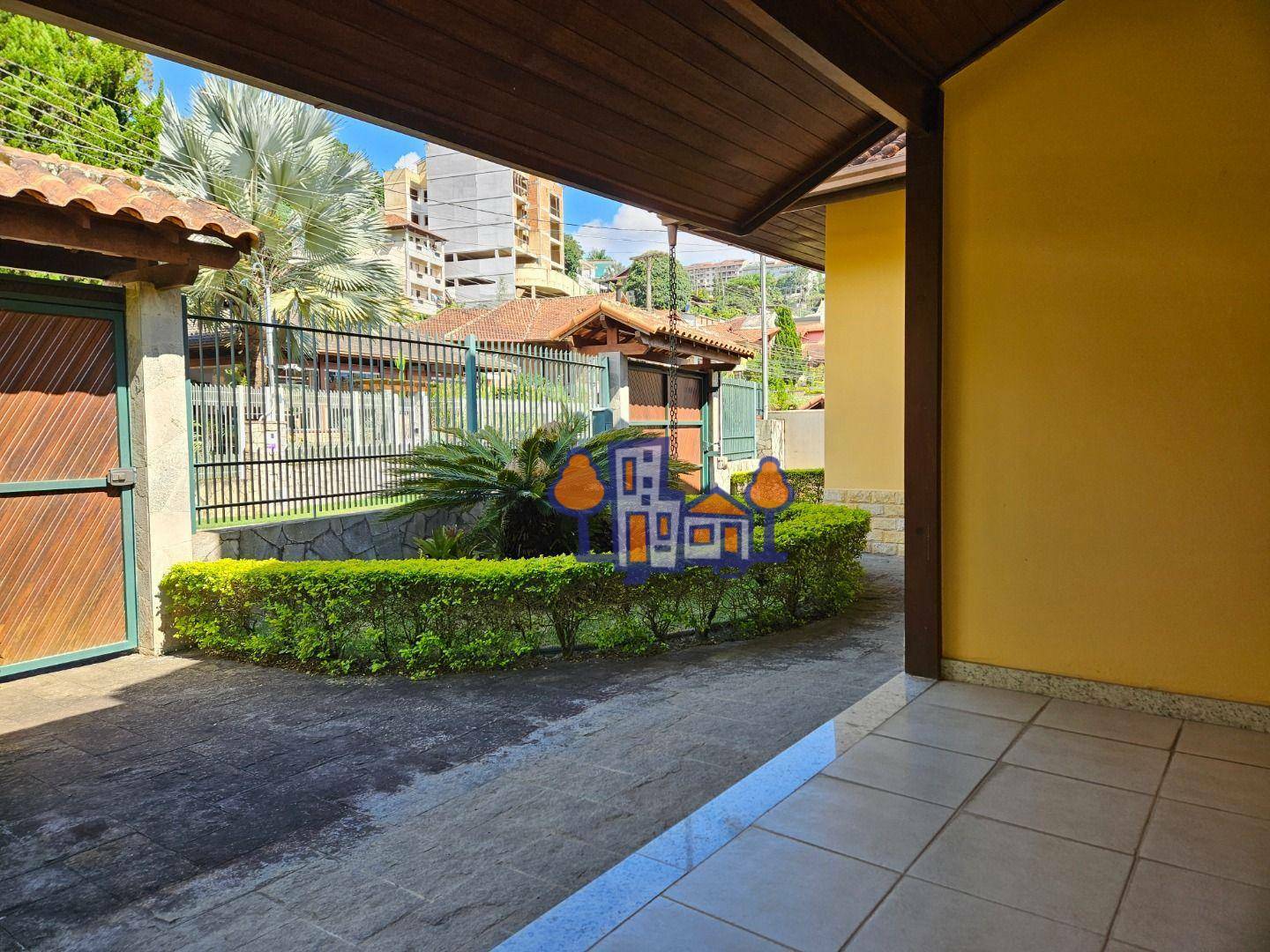 Casa à venda com 5 quartos, 326m² - Foto 47