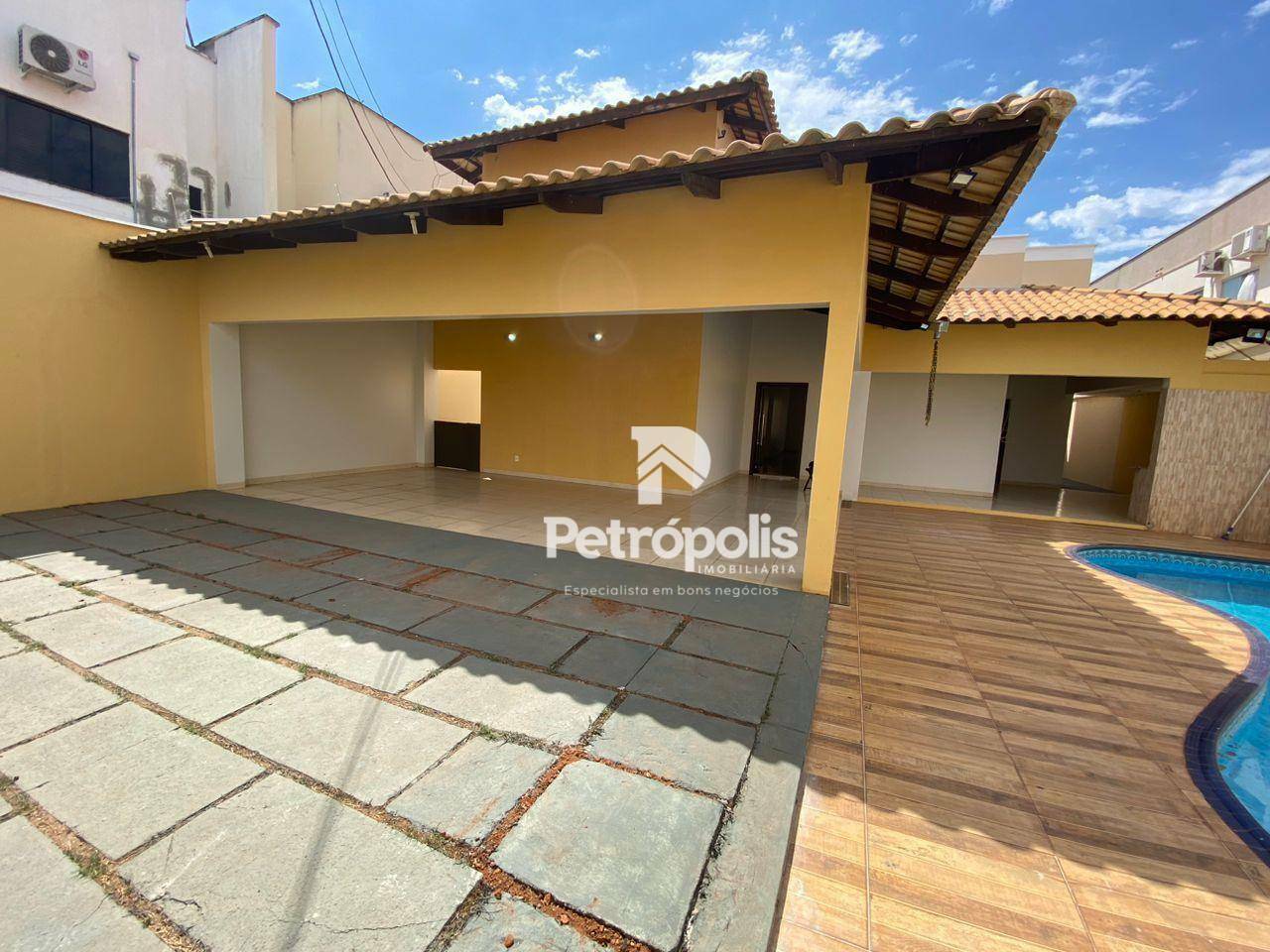 Casa à venda com 3 quartos, 198m² - Foto 1