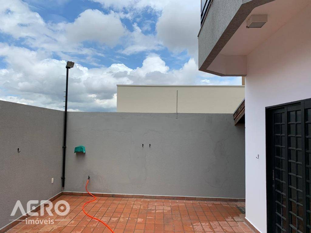 Casa à venda com 4 quartos, 215m² - Foto 2