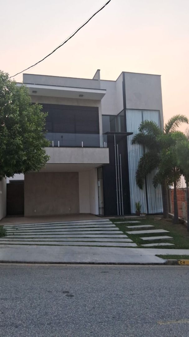 Casa de Condomínio para alugar com 4 quartos, 300m² - Foto 1