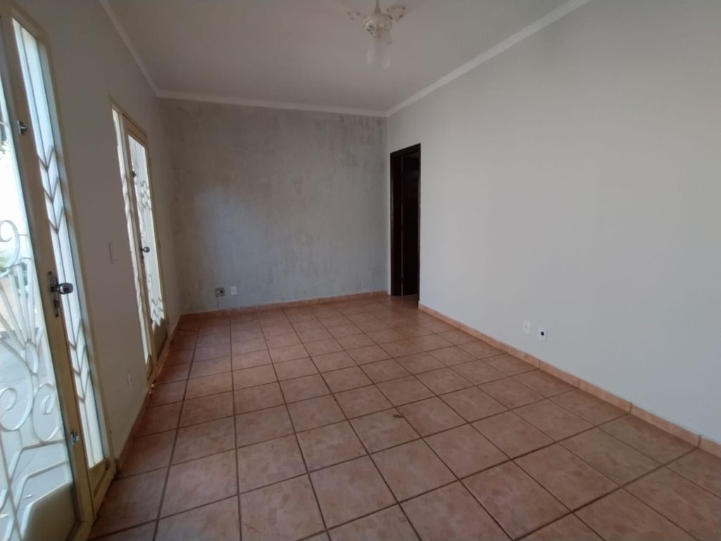 Casa à venda com 3 quartos, 220m² - Foto 2