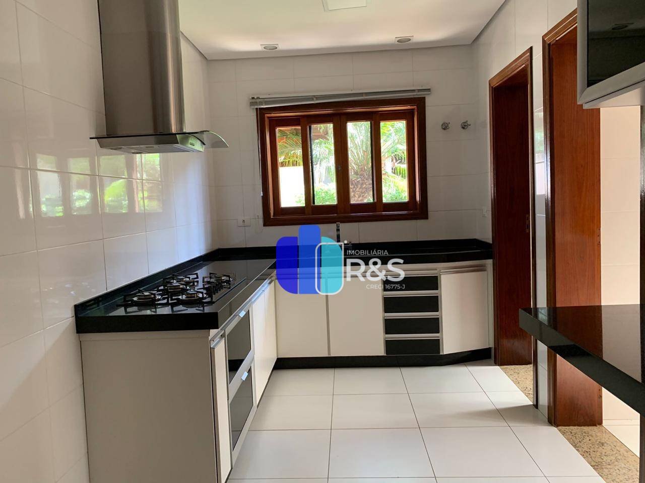 Casa de Condomínio para alugar com 3 quartos, 256m² - Foto 3