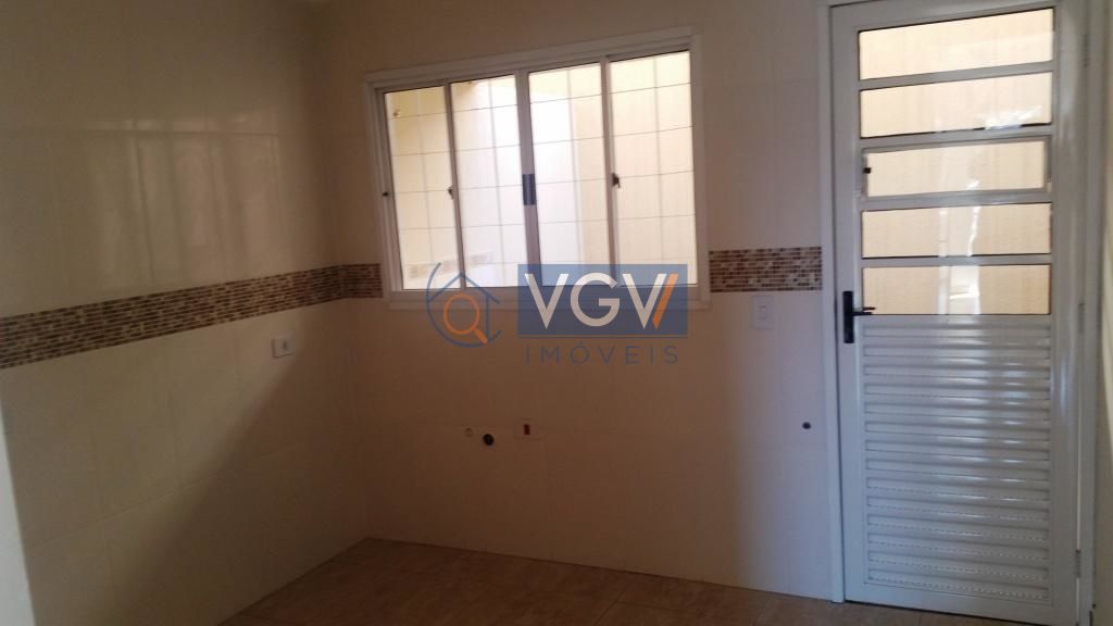 Casa à venda com 2 quartos, 70m² - Foto 4