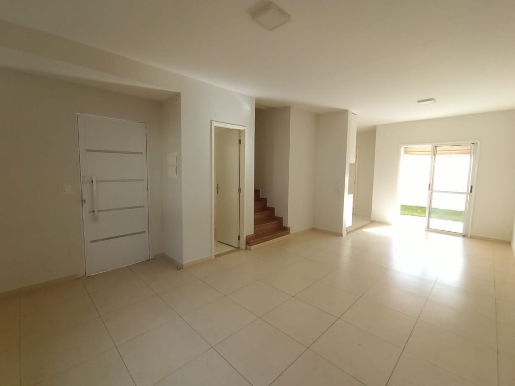 Casa de Condomínio à venda e aluguel com 3 quartos, 100m² - Foto 2